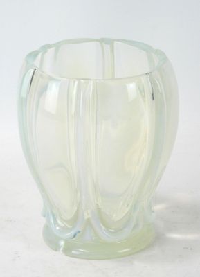 un vase en verre posé sur une table