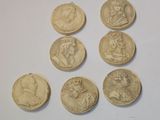 six types différents de pièces de monnaie romaines antiques sur un fond blanc