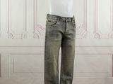 une photo d'un mannequin vêtu d'une chemise blanche et d'un jean