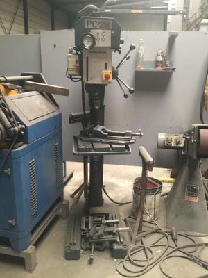 une machine posée sur une table dans une pièce