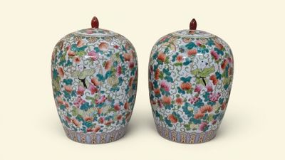 deux vases posés côte à côte sur une surface blanche