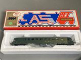un petit train qui se trouve dans une boîte posée sur la table