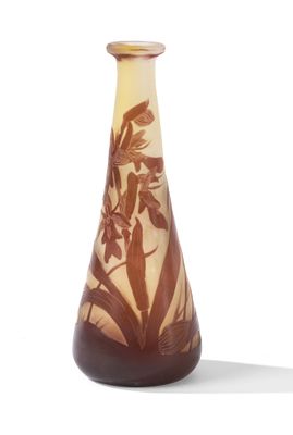 un vase orné d'un motif marron et blanc
