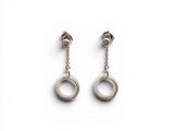 une paire de boucles d'oreilles sur fond blanc