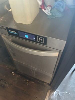 une photo d'un lave-vaisselle sur lequel est posé un seau