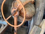 une bétonnière équipée d'une benne à l'arrière