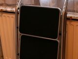 une photo d'une chaise pliante dans une cuisine