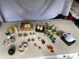 une table sur laquelle sont posés de nombreux jouets