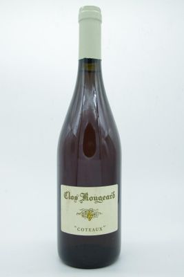 une bouteille de vin posée sur une table