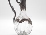 un vase ancien en argent et en verre, muni d'une anse, sur fond blanc
