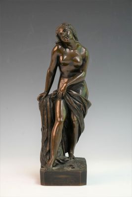 statue en bronze représentant un homme tenant un sac, posée sur un socle en marbre