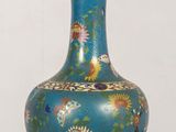 un vase bleu posé sur une table, avec une lampe posée dessus