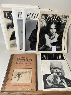 plusieurs livres sont empilés sur une table
