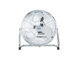 un gros plan d'un ventilateur métallique posé sur un pied, sur fond blanc