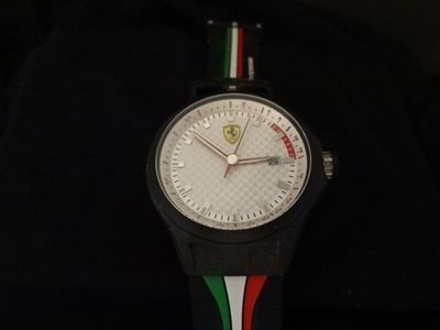 FERRARI, une montre bracelet en caoutchouc noir - Photo 1