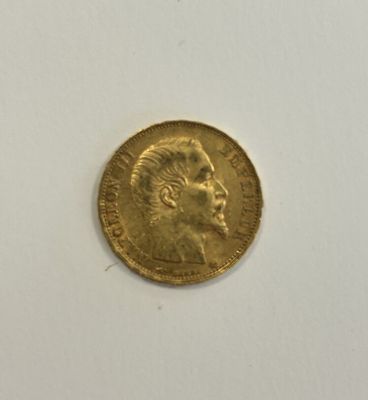a close up of a gold coin with a man ' s face on it