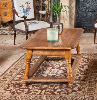 une table sur laquelle est posée une bougie, dans un salon
