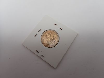 un gros plan sur un morceau de papier dans lequel se trouve une pièce de monnaie