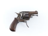 un vieux revolver avec un manche en bois sur fond blanc
