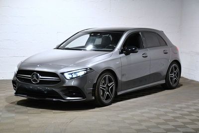la mercedes cla est garée dans un garage dont le sol est recouvert de carreaux