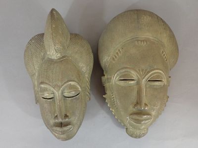 Punu, Gabon, Lot de deux masques en bois sculpté à patine mé…