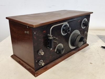 une radio à l'ancienne posée sur une table en bois