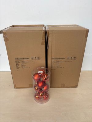 deux boîtes contenant des décorations de Noël, posées sur une table