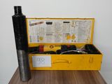 une boîte jaune posée sur une table et contenant quelques outils