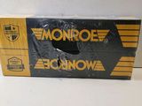 un gros plan d'une boîte posée sur une surface blanche, sur laquelle figure un logo