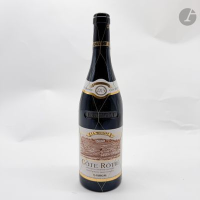 une bouteille de vin posée sur une table