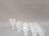six verres à vin posés les uns à côté des autres sur une table