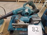une machine bleue posée sur une boîte bleue