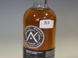 une photo d'une bouteille de whisky posée sur une table