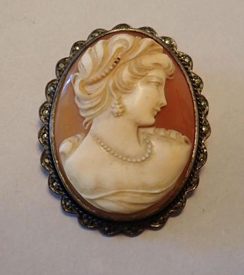 Camée sur coquillage à décor d'une élégante au collier de pe…
