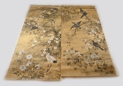 deux morceaux de tissu ornés d'oiseaux et de fleurs