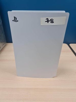 une boîte blanche portant un numéro, posée sur une table