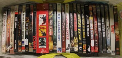 plusieurs DVD dans un sac orné d'un ruban jaune