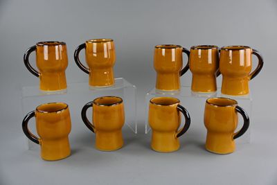 Claude PACI, Vallauris, Suite de 9 mugs en céramique émail b…