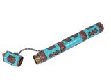 un stylo muni d'une chaîne, posé sur une surface blanche