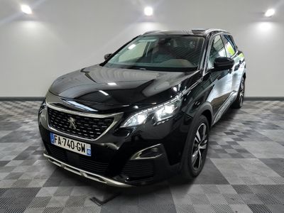 la voiture noire est garée sur un sol en damier dans le garage