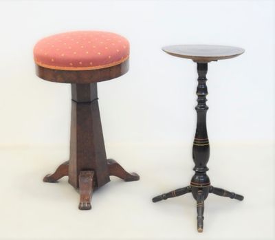 deux tabourets et une table posés sur une surface blanche