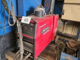 une photo d'une machine à souder dans un atelier