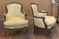 Paire de fauteuils type "bergère" en bois naturel sculpté de… (photo 2)