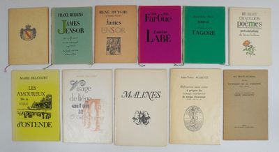 de nombreux livres alignés contre le mur