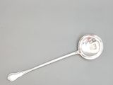 une cuillère en argent avec un manche et une cuillère au milieu