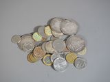 une pile de pièces de monnaie posée sur une table