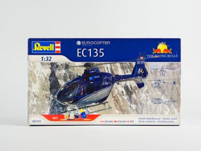 une boîte contenant une maquette d'hélicoptère