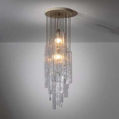 une image d'un lustre en verre