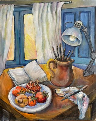 une peinture représentant une assiette de fruits et une lampe posées sur une table