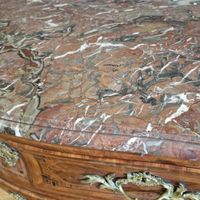 COMMODE TOMBEAU d'Epoque Louis XV en placage de bois de viol… (photo 2)